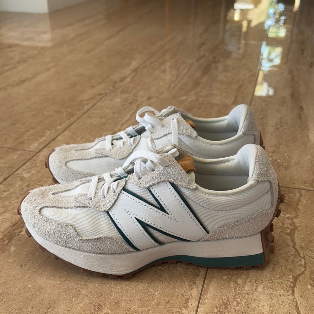 New Balance 327 Sneakers